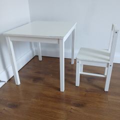 Kids' table and chair