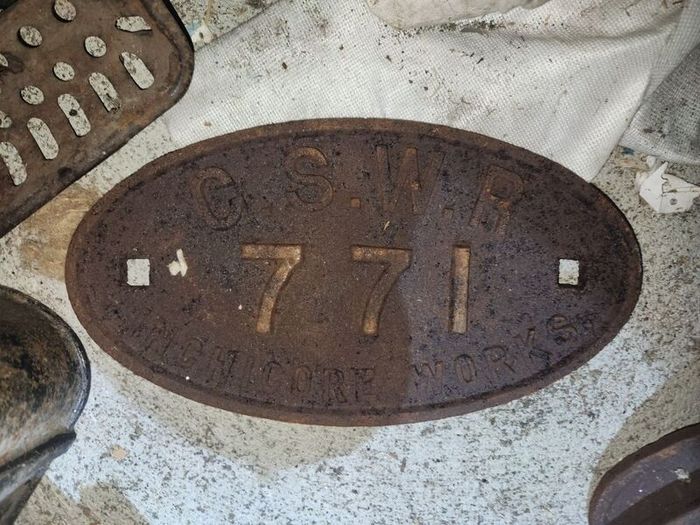 Railway carriage plate