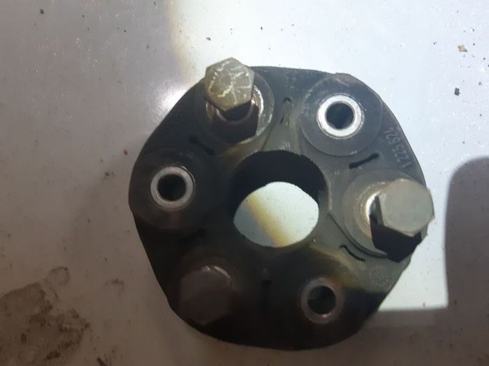 Bmw E90 E91 E92 E81 E87 E82 E88 Propshaft Uj Donut  1225624