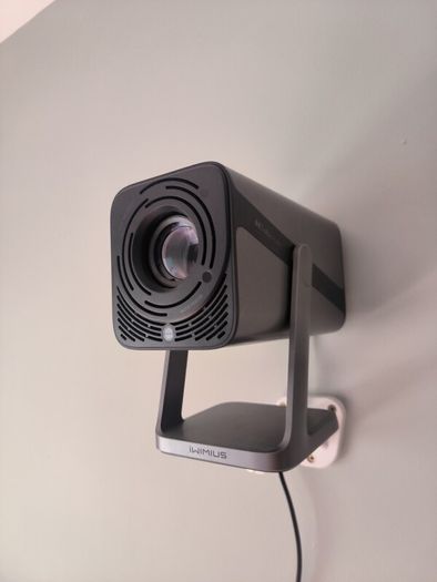iWimius Projector with Pull Down Screen