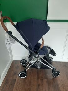 Cybex Mios with car seat and swivel isofix base
