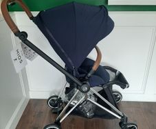 Cybex Mios with car seat and swivel isofix base