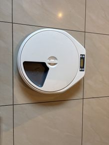 Automatic cat feeder