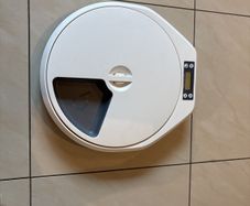 Automatic cat feeder