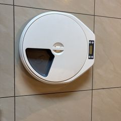 Automatic cat feeder