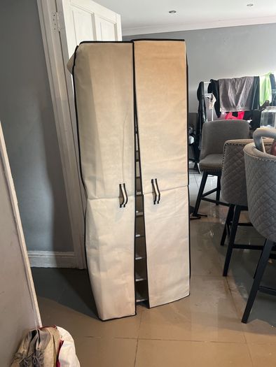 Shoe storage cabinet