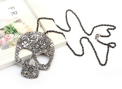 Sweater Pendant - Large Skull