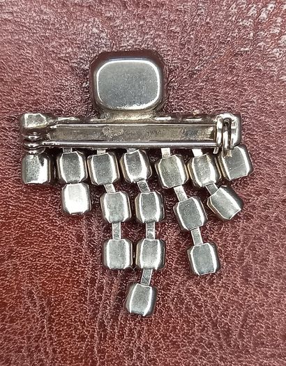 Vintage jewelry is sold individually for 5 to 10 euros