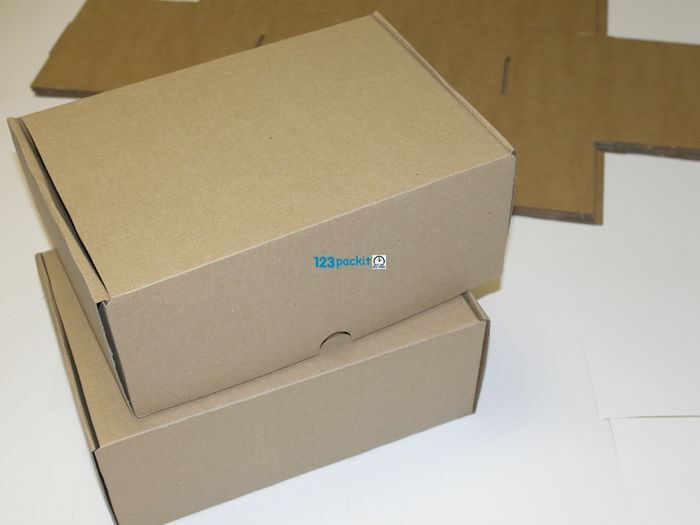 Lot of 10 Medium ecommerce boxes shipping posting all brown light eco-friendly and sturdy size 27 x 19 x 11 cm gift click and collect