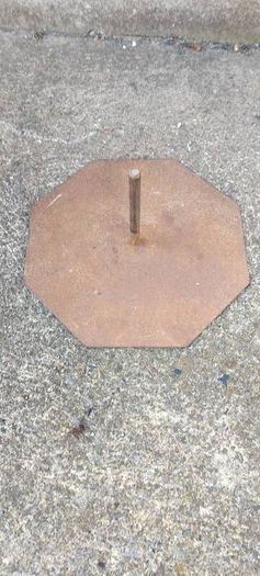 metal stand ,sold as seen,,nice weight to it ,buyer collects or pays postage thank you