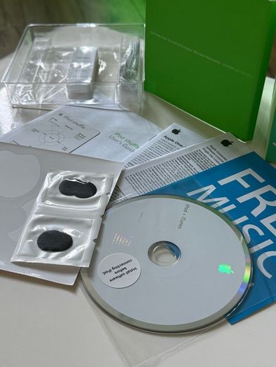 Apple iPod Shuffle 1st Gen 1GB - NEW Complete in Box (NOS Collector)
