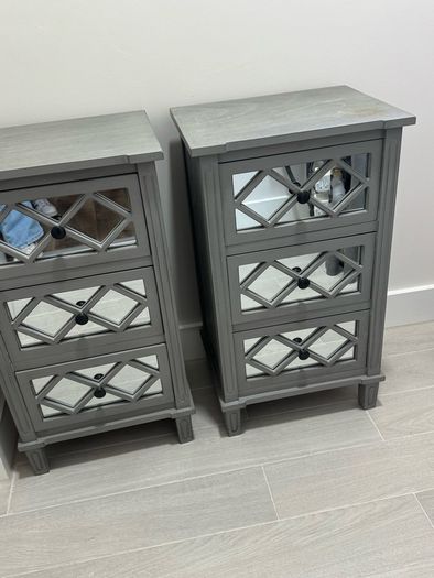 2 mirrored lockers