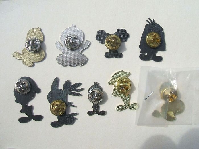 TWEETY BIRD (Warner Bros - Looney Tunes) - various character pin badges