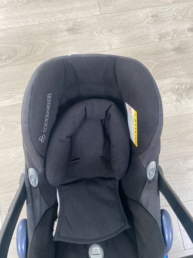 Maxi cosi isofix infant seat (13kg) and newborn insert