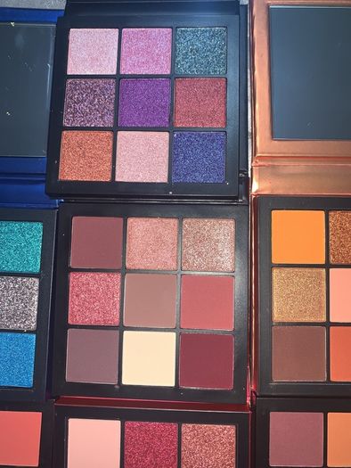 Huda beauty obsession eye shadow palette