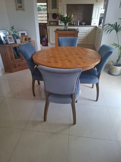 Solid wood round table with parquet top