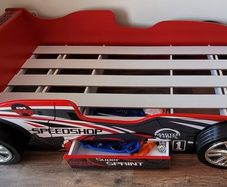 Kid's bed race car style