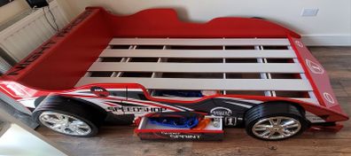 Kid's bed race car style