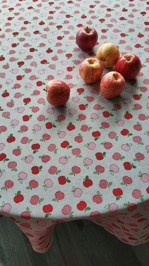 Tablecloth Round " Little Apples "