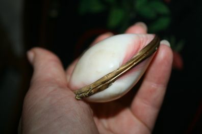 Vintage Genuine Clam Shell Compact Beautiful 2,4"