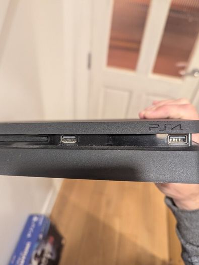 PS4 Slim 500GB + 2 Controllers