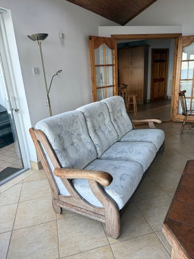 Sofa + 2 armchairs.