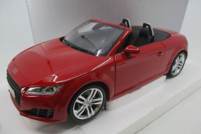 AUDI TT Roadster 2014 - Minichamps Dealer Edition 1/18 New In Box