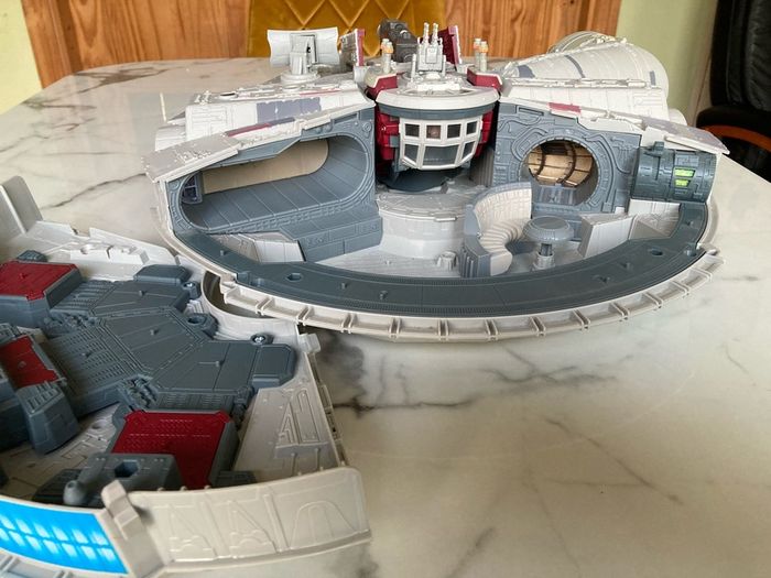 Star Wars Episode VII, VIII, IX Deluxe Battle Action Millennium Falcon