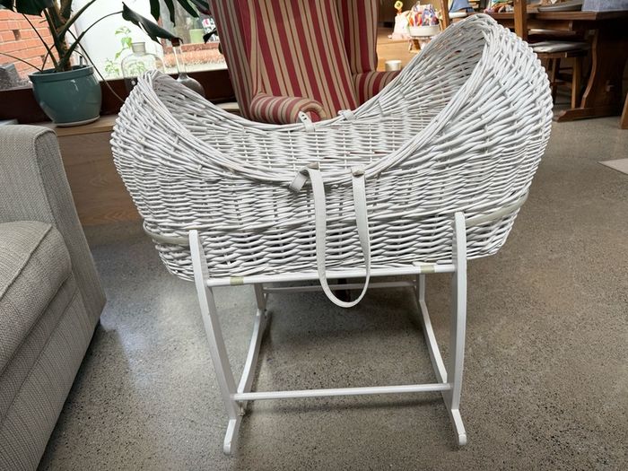 moses basket and stand