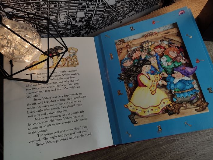 Snow White ! A Magic 3-Dimensional Fairy-Tale ! Hardcover ! 2006 ! by Fernleigh Books !