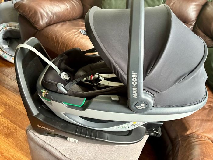 Maxi-Cosi Coral Infant Car Seat + ISOFIX Base