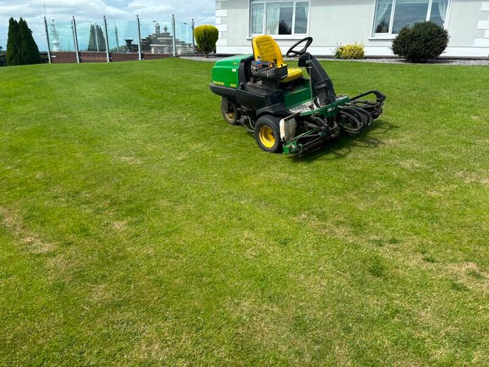John Deere 2500 cylinder lawn mower