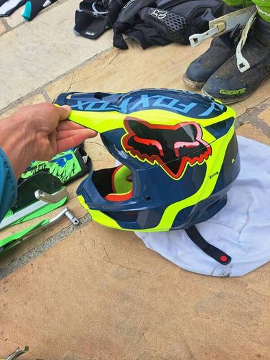 fox v1 MIPS motorcross helmet