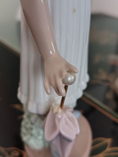 Vintage (1990) NAO By Lladro "April Showers" #1126. Damaged.