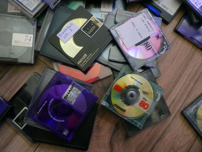 Large collection of assorted MiniDiscs (5 each)