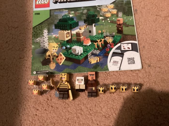Lego  Minecraft bee farm (2021)