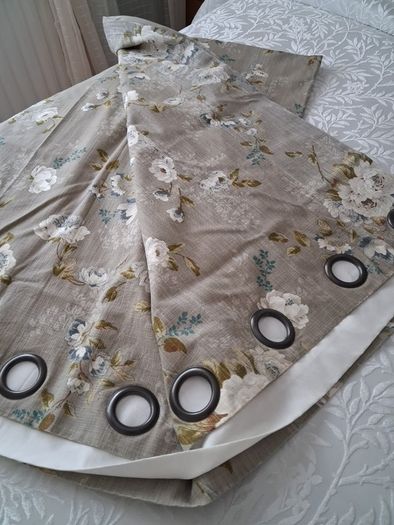 Curtins 2 pairs+one single curtin + 2 single bed runners to match