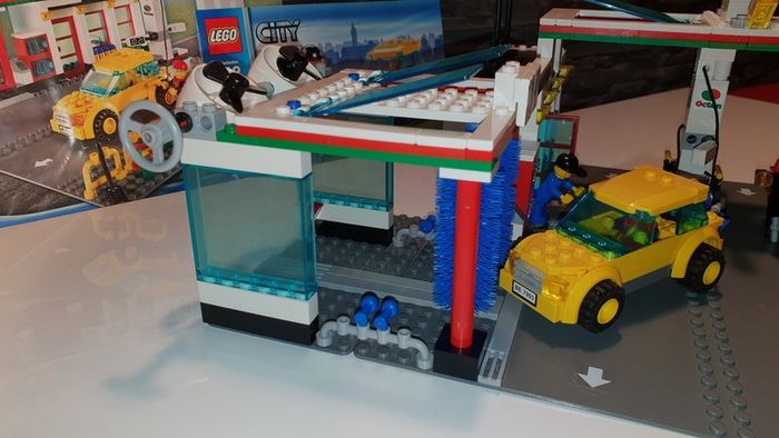 Lego City Service Station 7993 Full Set with car wash!