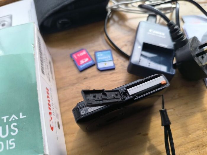 Canon IXUS 100 IS Digital Camera