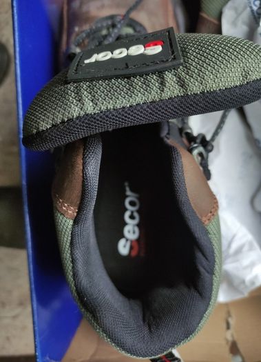 Secor size 9 safety boots