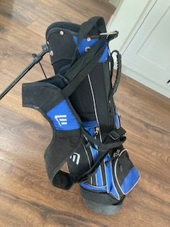 Junior golf bag with stand ( suit upto 9 yr olds)