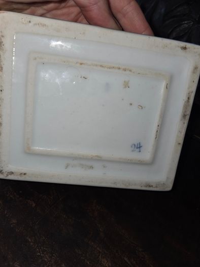 Vintage Chinese Porcelain Trinket Box with Gold Gilt Detail