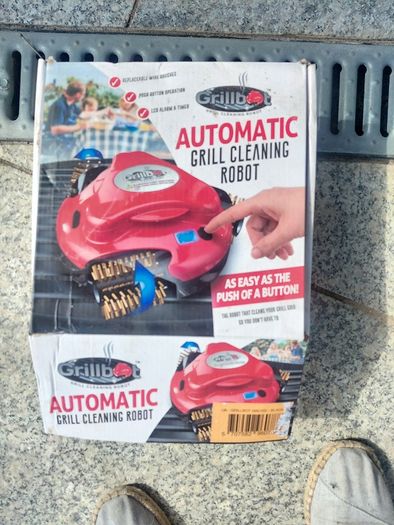 Grill cleaning robot