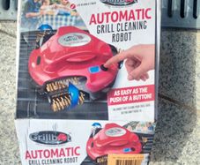 Grill cleaning robot