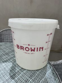 Fermenting jar with a lid