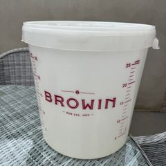 Fermenting jar with a lid