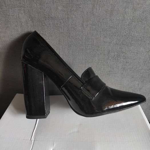 Black Shiny leather Court shoes size 40