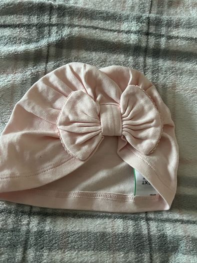 Girls hat 6/12 mths