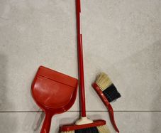 Red kids sweeping brush set