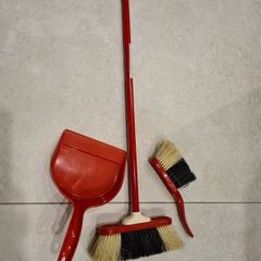 Red kids sweeping brush set